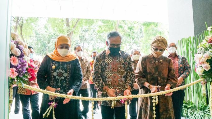 Gubernur Jawa Timur Khofifah Indar Parawansa menggunting pita berupa untaian bunga sebagai tanda  Soft Launching Kantor OJK Regional 4 Jatim, Surabaya, Selasa (15/3). Foto: Humas Pemprov Jatim