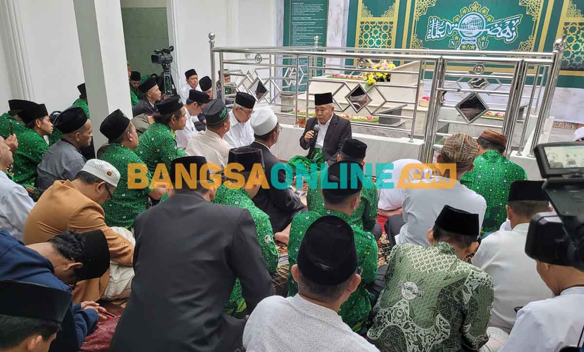 Membeludak, Warga NU Ikuti Tahlil Akbar Di Makam KH Abdul Chalim ...