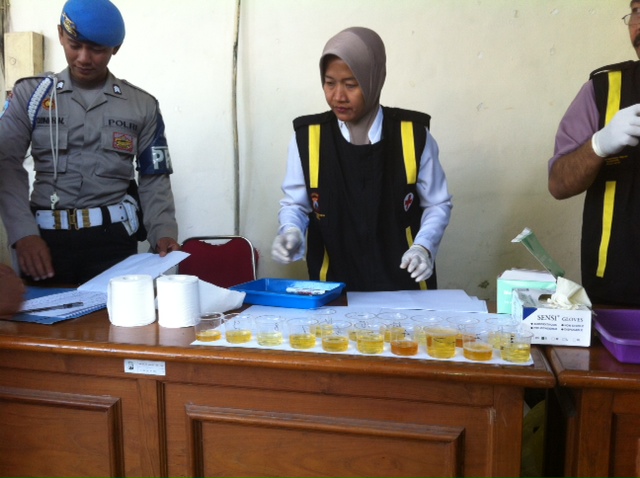 URINE. Hasil urine dari anggota polisi yang dilakukan tes. foto : arif kurniawan/bangsaonline