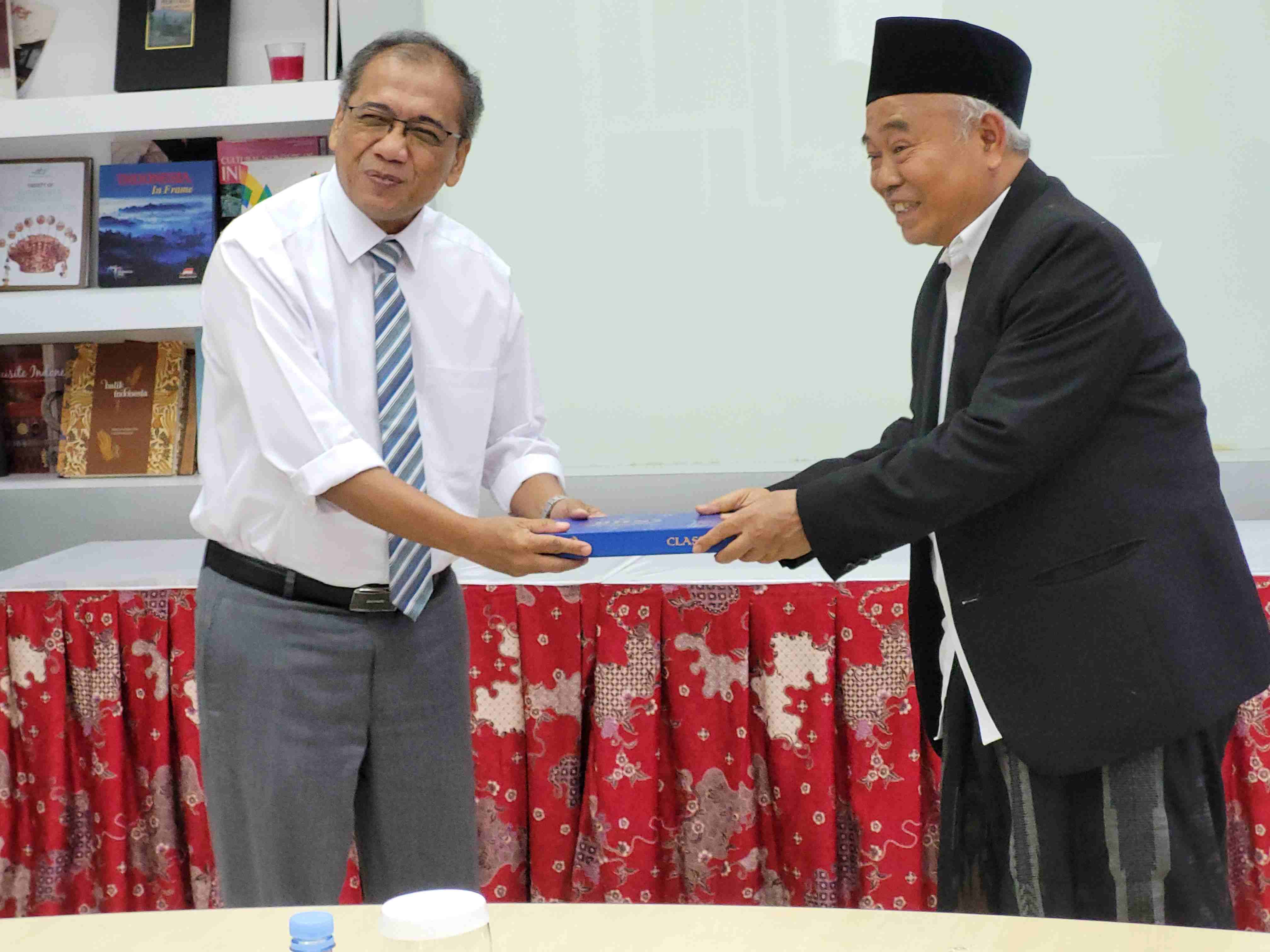 Prof Dr KH Asep Saifuddin Chalim, MA, saling tukar cinderamata dengan Dubes RI Brunei Darussalam Achmad Ubaedillah di Kedutaan Besar RI Brunei Darussalam. Foto: M Mas