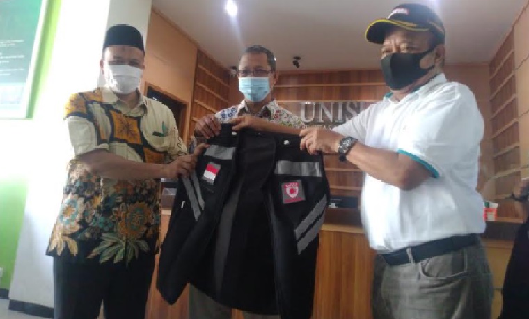 Bupati Fadeli yang memberikan rompi protkes kepada Rektor Unisla Bambang Eko Muljono