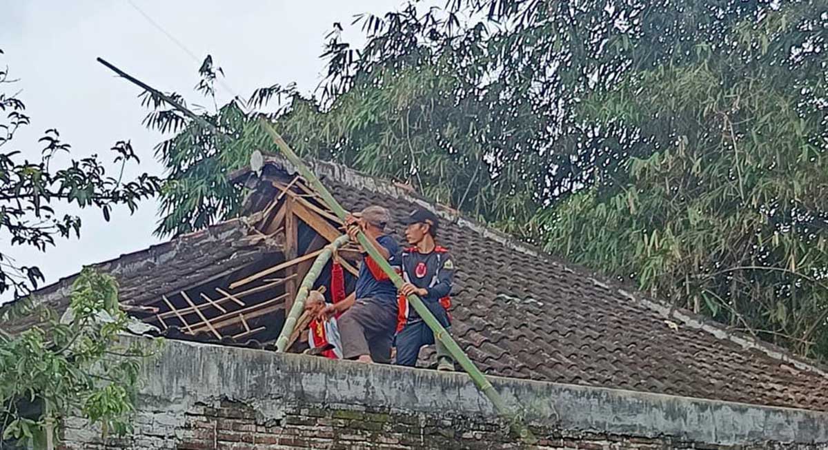 Rumah warga Junrejo, Kota Batu, yang ambruk diterjang hujan deras dan angin kencang.