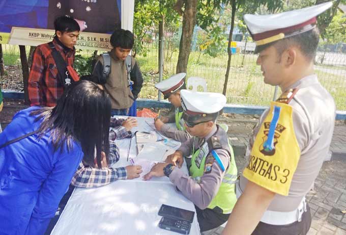 Kasatlantas Polres Gresik AKP Whika Ardilestanto saat menyaksikan pelanggar sidang di tempat. foto: Syuhud/ BANGSAONLINE