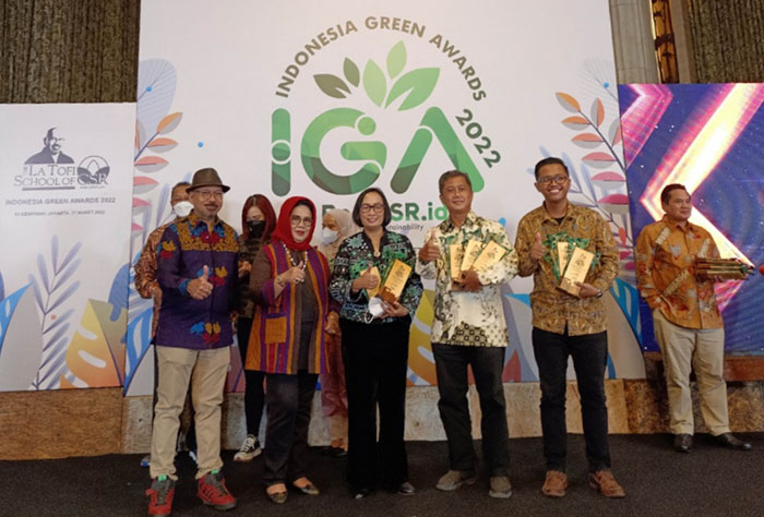 Direktur Operasi & Produksi Petrokimia Gresik, Digna Jatiningsih, saat menerima penghargaan IGA 2022. Foto: Ist
