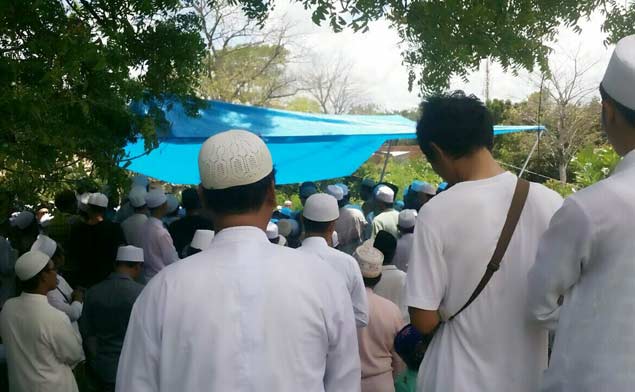 Suasana pemakaman almarhum Abdullah Umar di pemakaman umum Telogopojok, Gresik. foto: SYUHUD/ BANGSAONLINE