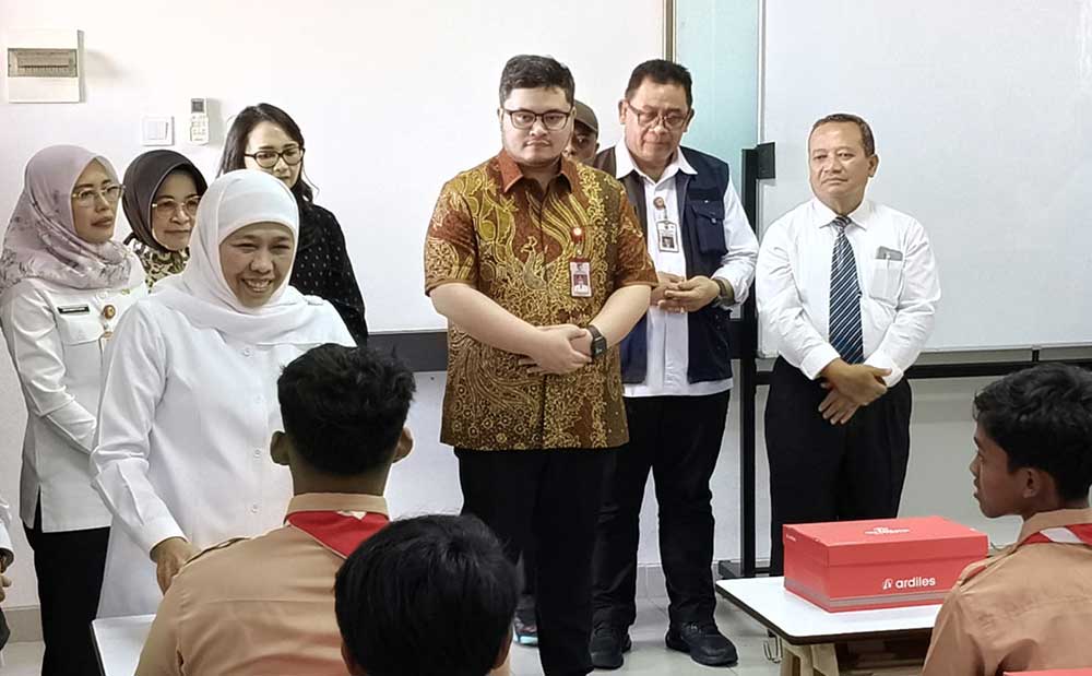Didampingi Bupati Kediri, Gubernur Jatim Kagum dengan Sarana dan Prasarana di SRMA 24 Kediri