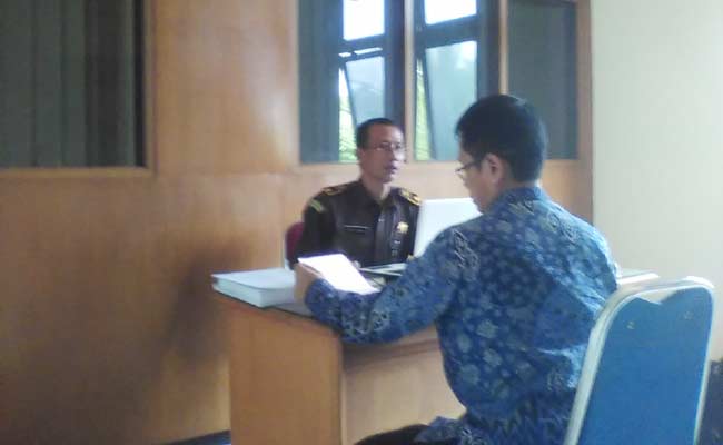 Dirut PDAM DTS saat memenuhi panggilan tim penyidik Kejari Sidoarjo. foto: nanang ichwan/ BANGSAONLINE