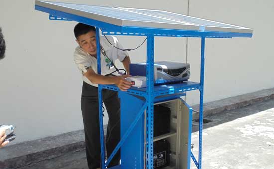 Andrew Joewono ST MT hendak menyalakan saklar untuk menghidupkan pompa air hybrid ciptaannya. foto: devi fitri afriyanti/BANGSAONLINE