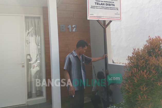 Sebuah rumah di perumahan Green Land di Desa Kwadungan Kecamatan Ngasem Kabupaten Kediri yang disita KPK karena dijadikan pencucian uang Bambang Irianto. foto: ARIF K/ BANGSAONLINE