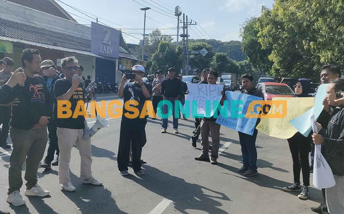 Aksi damai tolak revisi RUU Penyiaran yang digelar oleh insan pers se-Kediri Raya. Foto: MUJI HARJITA/BANGSAONLINE