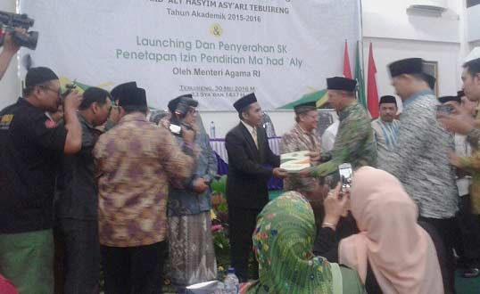 Menteri Agama, Lukman Hakim Saifuddin saat memberikan SK kepada 13 perwakilan Ma