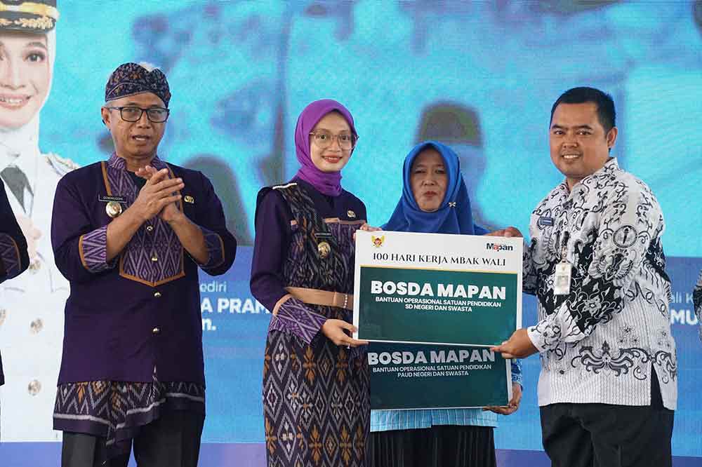 Wali Kota Kediri Vinanda Prameswati saat menyerahkan Bosda secara simbolis. (Ist)