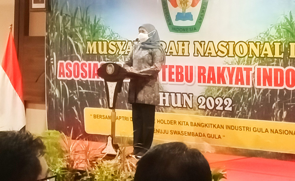 Gubernur Jawa Timur Khofifah Indar Parawansa saat menyampaikan sambutan pada Munas II Dewan Pimpinan Pusat Asosiasi Petani Tebu Rakyat Indonesia (APTRI) di Hotel Papilio Surabaya, Sabtu (19/3/22). foto: DEVI FITRI/ BANGSAONLINE.com