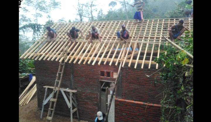Warga Dusun Nitri Berjejer Naiki atap rumah Mainem.