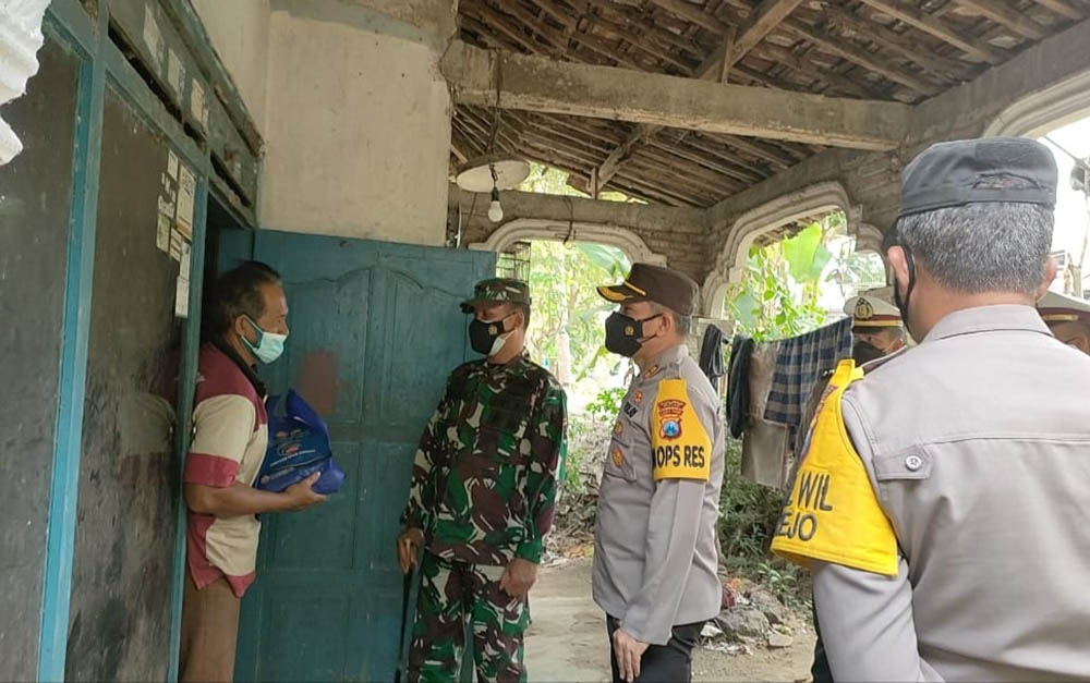 Kapolres Blitar AKBP Leonard M Sinambela membagikan bantuan sembako dalam upaya bersama melawan Covid-19.