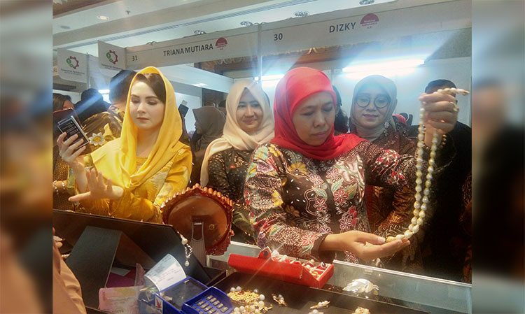 Gubernur Jatim Khofifah Indar Parawansa didampingi Arumi Bachsin beserta Ketua Umum Asosiasi Pengusaha Emas dan Permata Indonesia Jeffri Thumewa saat meninjau stand pameran Surabaya International Jewellery Fair 2019.