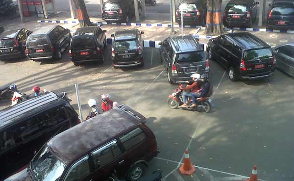 PLAT MERAH. Puluhan mobil plat merah tampak terparkir di halaman belakang gedung Pemkab Bojonegoro. Mobil itu bebas digunakan untuk mudik maupun rekreasi bagi pejabat Pemkab. Foto: eky nurhadi/BANGSAONLINE