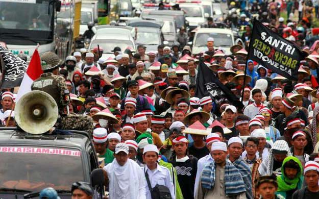Hingga kemarin massa terus berdatangan ke Jakarta untuk mengikuti aksi, termasuk yang datang dengan berjalan kaki.