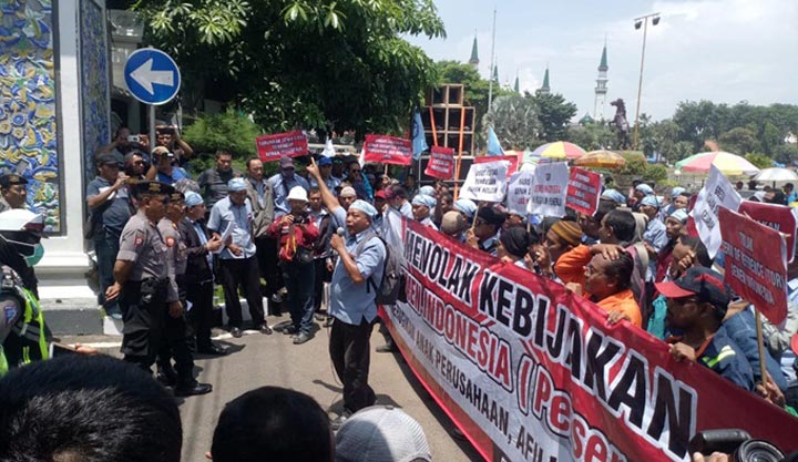 Ratusan pekerja Federasi Serikat Karyawan Anak Perusahaan Semen Indonesia (FSKAP-SI) saat menggelar aksi unjuk rasa.