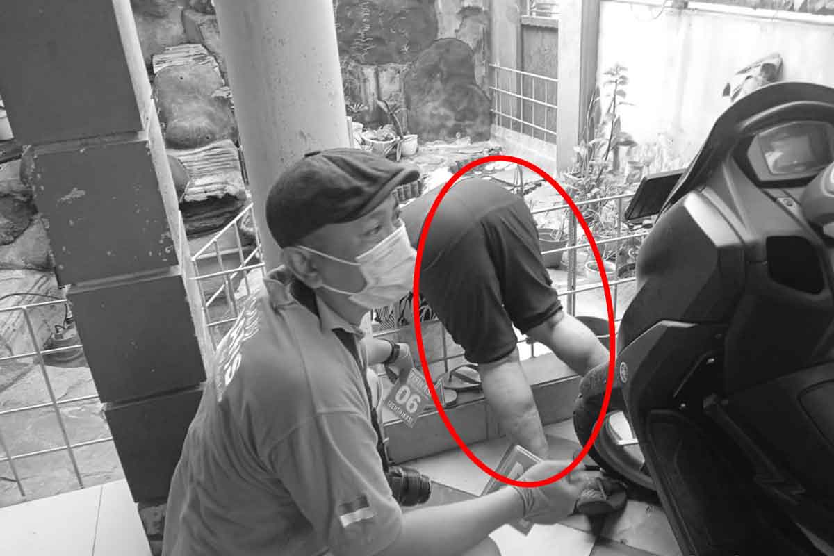 Korban saat ditemukan dalam kondisi telungkup tak bernyawa di depan kolam ikan.