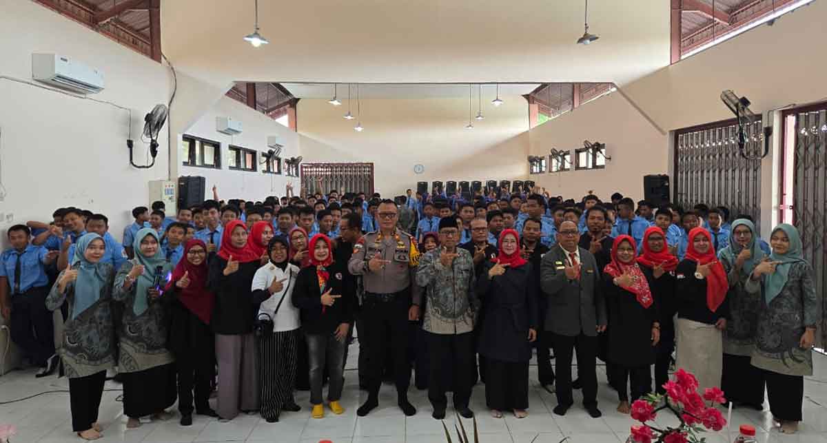 Ketua Fraksi Gerindra DPRD Gresik, Nur Saidah, bersama para pemateri dalam Hypno Motivation di SMKN 1. Foto: Ist