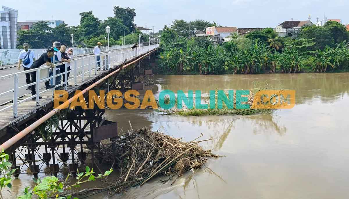 Sampah Mengancam Jembatan Cagar Budaya, Pemkot Kediri Bergerak Bersihkan Pilar