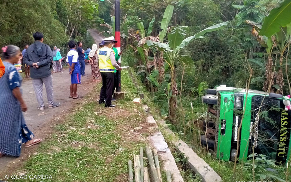 Petugas melakukan olah TKP. Tampak bangkai bus belum dievakuasi.