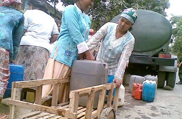 Krisis air menjadi langganan di Kecamatan Lumbang saat musim kemarau.
