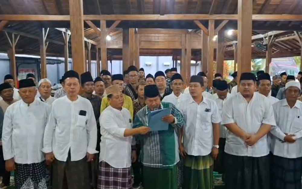 Wakil Ketua JKSN Jawa Timur, Tamam Syaifuddin, saat membaca deklarasi penolakan aksi masyarakat Jawa Timur menggugat.