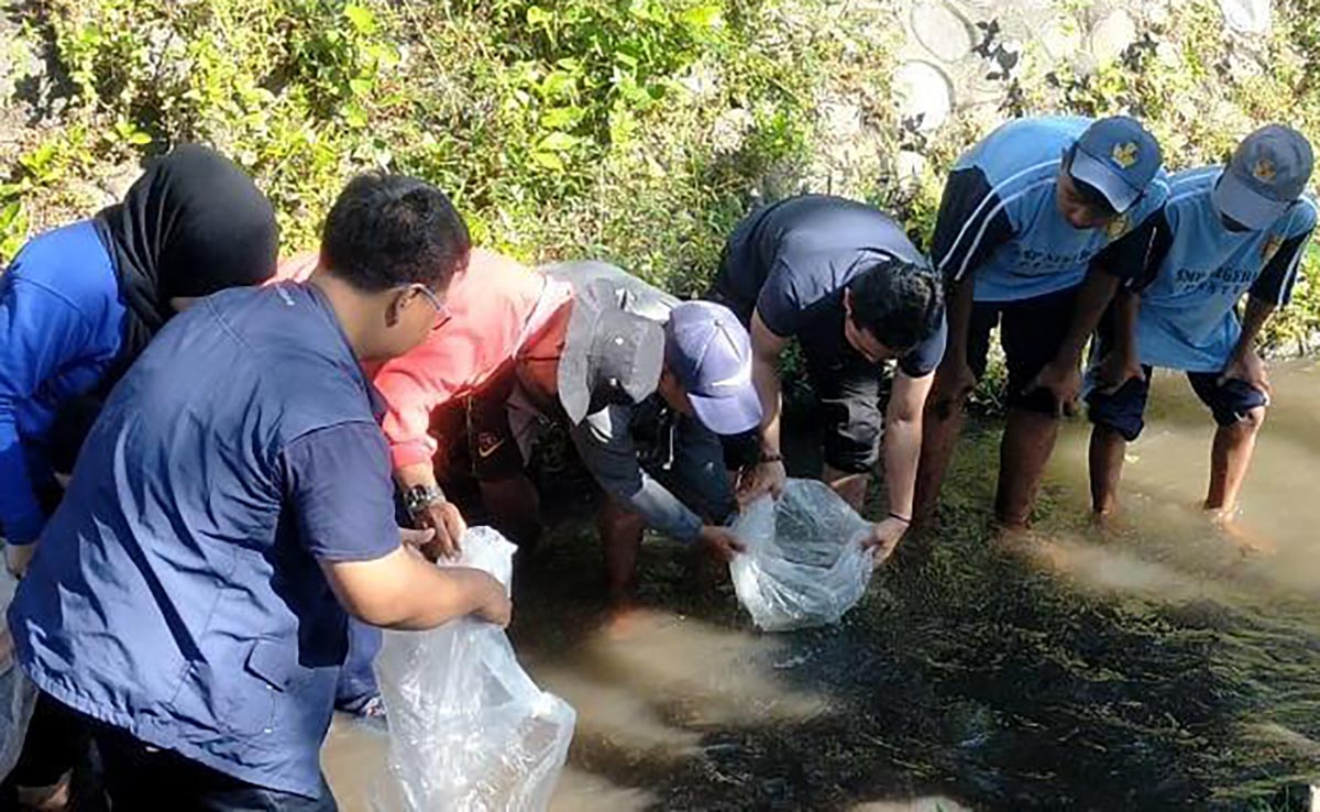 Deni Prasetya Inisiasi Gerakan Bersih Sungai dan Edukasi Mitigasi Kebencanaan