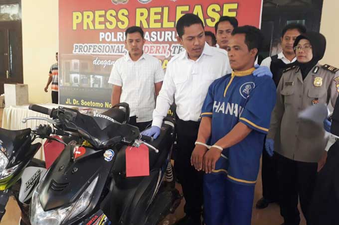Pelaku bersama barang bukti berupa motor curian saat dirilis.