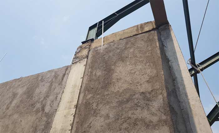 Kerangka beton pembangunan Pendopo Candra Wilwatikta, Pandaan, Pasuruan, yang ditengarai menyimpang dari dokumen. foto: SUPARDI/ BANGSAONLINE