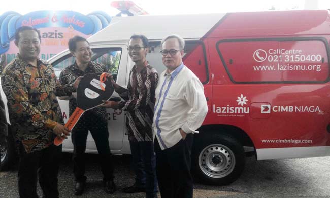 SIMBOLIS: Vice President Bank CIMB Niaga Syariah AN Ulil Amri (kiri) menyerahkan bantuan mobil ambulans kepada Pengurus Lazismu PP Muhammadiyah, disaksikan Ketua PP Muhammadiyah Hajriyanto Y Thohari (kanan), di sela Rakornas Lazismu, di Hotel The Sun, Sidoarjo, Kamis (7/6). foto: musta’in/ BANGSAONLINE