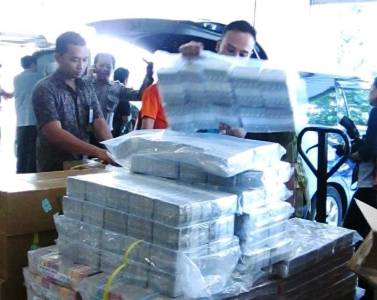Uang baru ini akan dikirimkan ke bank-bank di wilayah Surabaya dan sekitarnya. Nampak petugas BI Surabaya memasukkan uang baru ke dalam mobil. Foto:nisa/bangsaonline