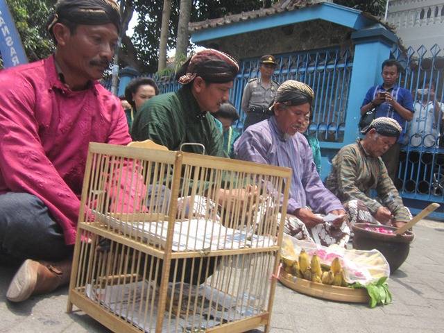 Pametri saat menggelar ruwatan di depan rumah Amien Rais, Kamis (16/10/2014). (Sunartono/JIBI/Harian Jogja) 