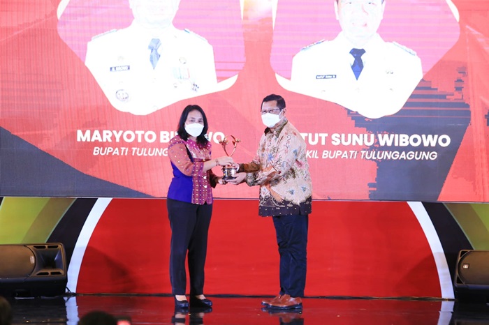 Bupati Tulungagung Maryoto Birowo saat menerima penghargaan dari Menteri PPPA.