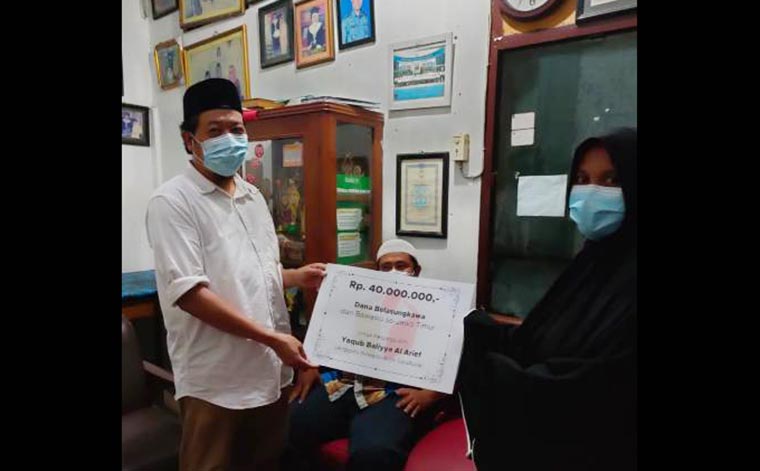 Bawaslu se-Jatim Serahkan Santunan ke Keluarga Gus Yaqub, Komisioner Bawaslu Surabaya yang Wafat