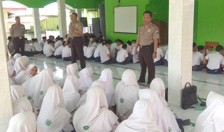 Kanit Binmas dan Kasi Humas Polsek Tarik saat memberikan paparan dalam sosialiasasi P4GN di SMPN 2 Tarik.