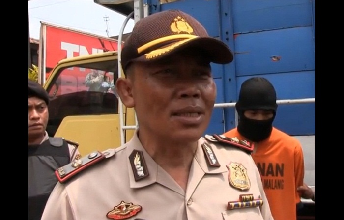  Kapolsek Lawang Kompol Gaguk Sulistyo Budi bersama tersangka berikut barang bukti sebuah truk.