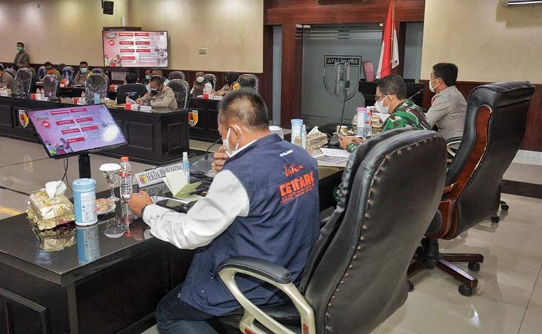 Rapat koordinasi penanganan Covid-19 di Kabupaten Bangkalan di Makodam V/Brawijaya, Senin (14/6/2021) malam.