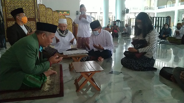 Ketua PWNU Jawa Timur KH Marzuki Mustamar secara khusuk mendoakan para muallaf seusai menuntun mereka ikrar dua kalimat syahadat di Masjid Al-Akbar Surabaya, Jumat (25/9/2020). foto: mma/ bangsaonline.com 