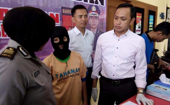 Tersangka maling emas saat dirilis di Mapolres Tuban. foto: SUWANDI/ BANGSAONLINE