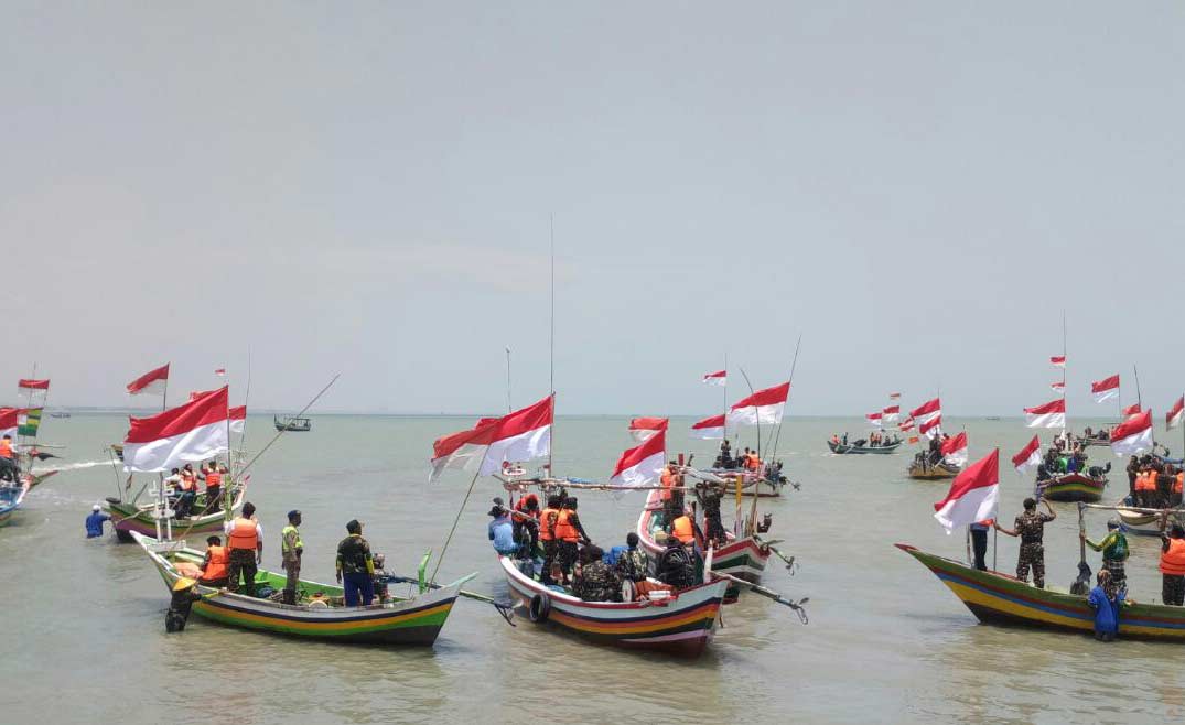 Suasana pemberangkatan Kirab Satu Negeri Pemuda Ansor melalui laut di Tuban. 