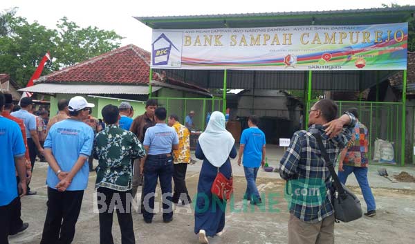 Kantor Bank Sampah di Desa Campurejo, Bojonegoro. Warga setiap hari mengumpulkan sampah untuk diolah jadi uang. foto: eky/ BANGSAONLINE