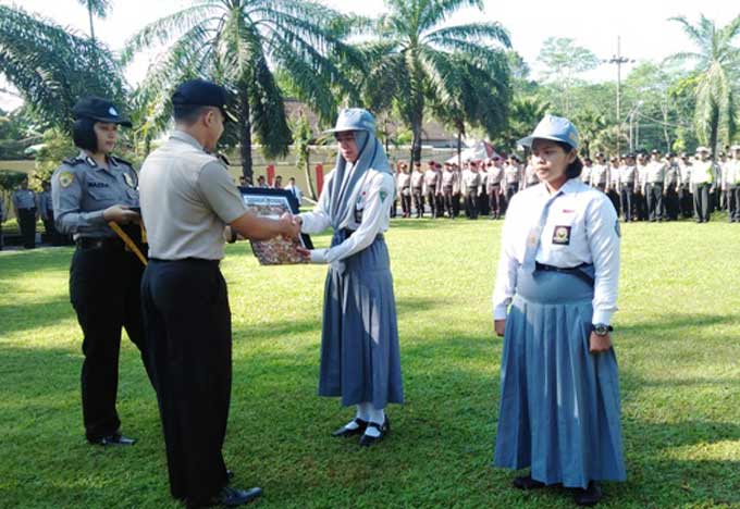 Kedua pelajar SMK Negeri 1 Pangungrejo yang mendapat penghargaan dari Kapolres Blitar. foto: Akina Nur Alana/ BANGSAONLINE