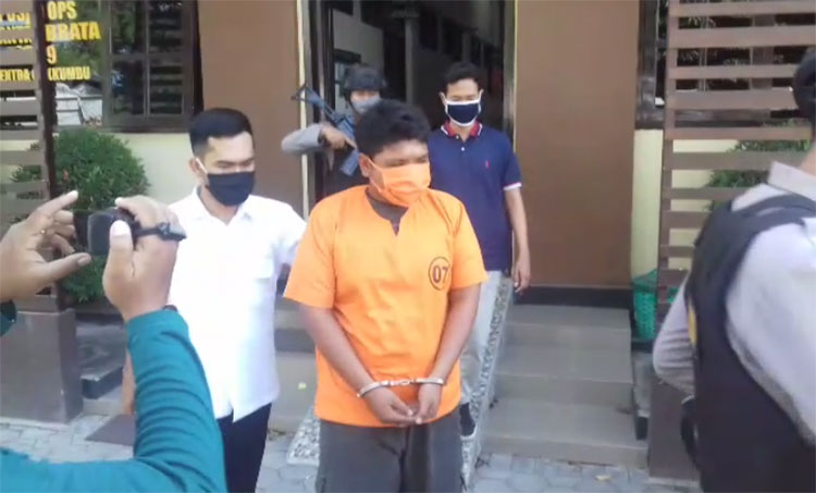 Pelaku saat digelandang ke kantor polisi.