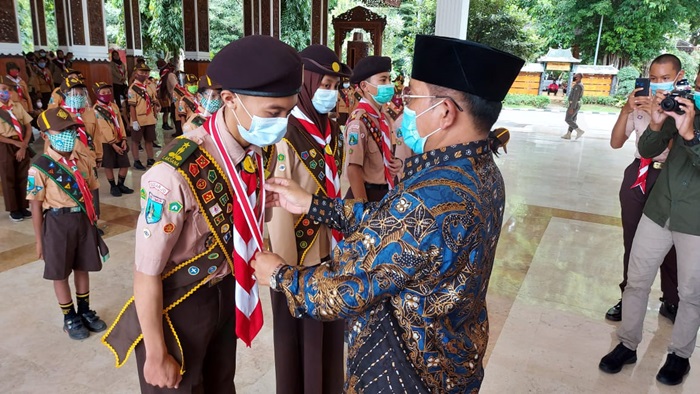 SIMBOLIS: Pj. Bupati Hudiyono mengukuhkan anggota Pramuka Garuda, di Pendapa Delta Wibawa, Rabu (25/11). foto: dinas kominfo sidoarjo