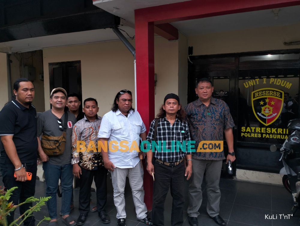 (dari kiri) Yosi BRN berambut pajang saat di dampingi  4 kuasa Hukumnya saat  mendatangi Unit I PIDUM Satreskrim Polres Pasuruan. Foto: M Andy Fachrudin/BANGSAONLINE