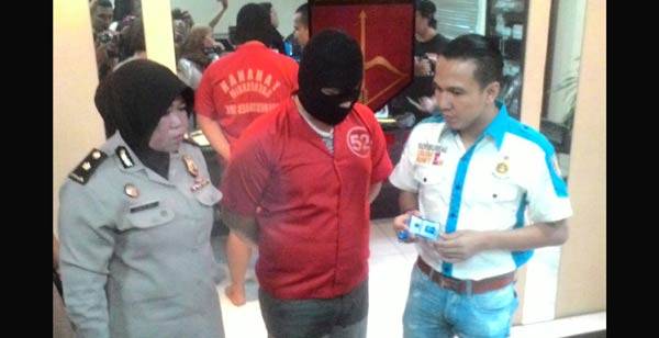 Yordan, pembobol hotel Crown didampingi Wakasatreskrim. foto: ekoyono/ BANGSAONLINE