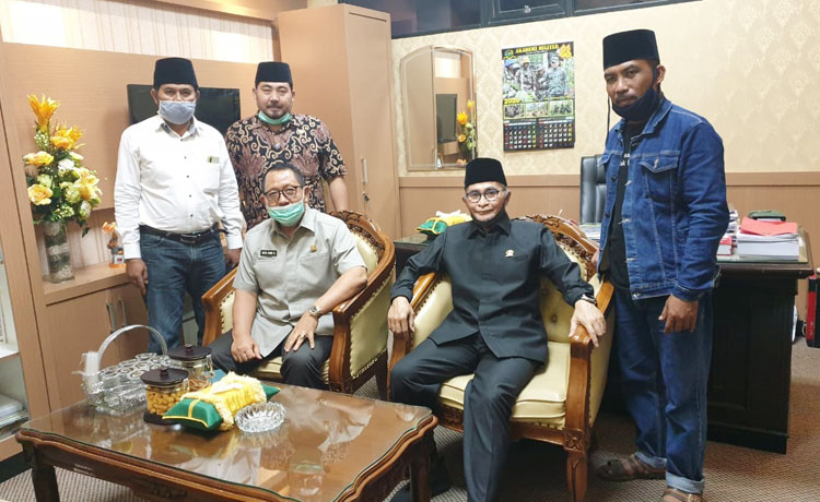 Muzamil Syafii saat menerima perwakilan warga yang wadul soal keberadaan Puslatpur TNI AL, kemarin.